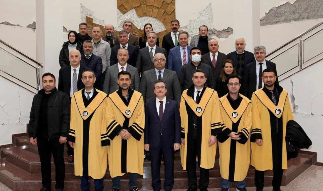 İnönü Üniversitesi Rektörü Kızılay Akademisyenlere Cübbelerini Giydirdi