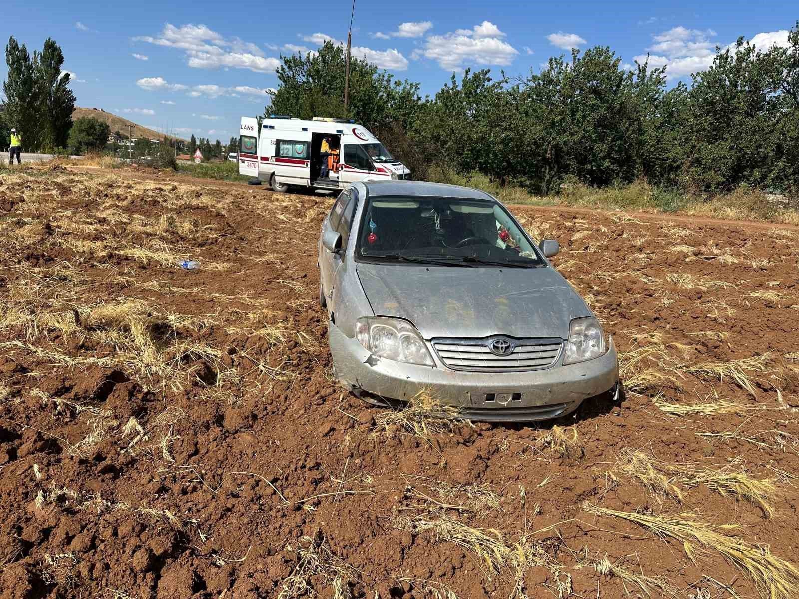 Malatya’da otomobil şarampole düştü: 3 yaralı 2 Malatya’da otomobil şarampole düştü: 3 yaralı 1
