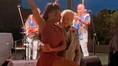 94 yaşına girmeye hazırlanan Rahmi Koç, gittiği bir mekanda sahneye