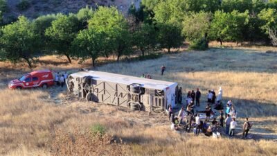 Malatya'nın Akçadağ ilçesi Doğanlar Mahallesin de yolcu otobüsünün devrilmesi sonucu