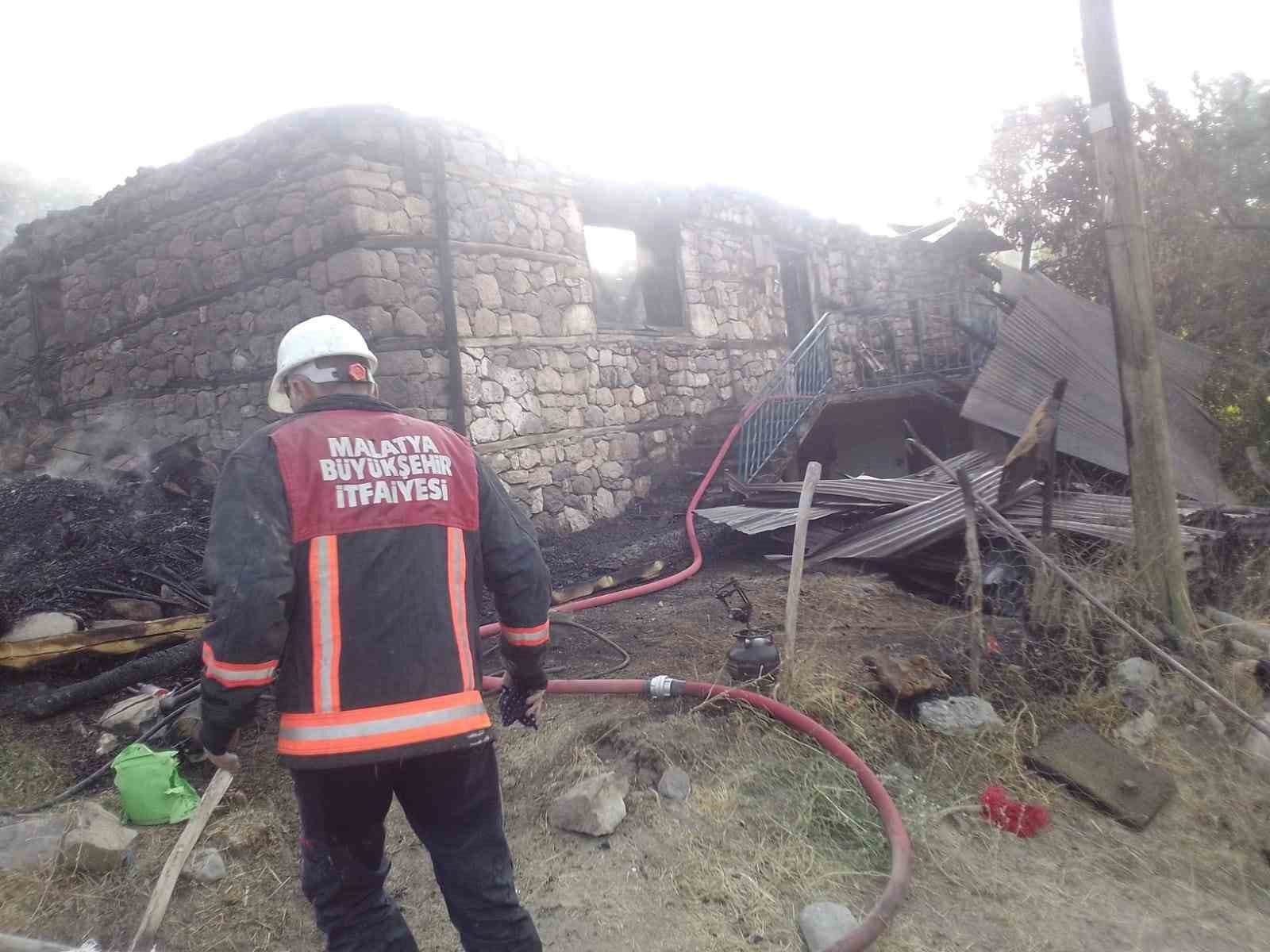 Arguvan’da Yangın Çıkan Taş Ev Küle Döndü