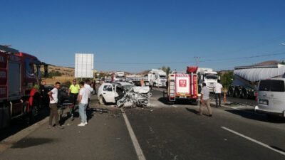 Malatya’da 3 aracın karıştığı trafik kazasında 2 kişi hayatını kaybetti,