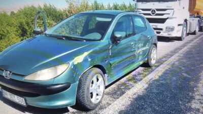 Malatya’nın Doğanşehir ilçesinde tırın sürüklediği Otomobilde bulunan 3 kişi yaralandı.