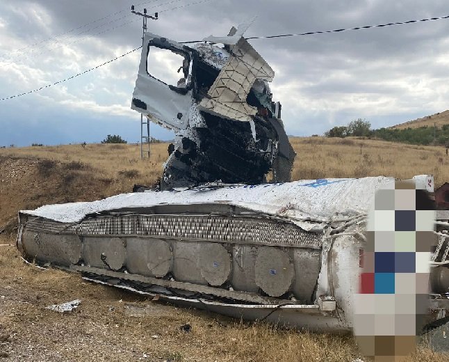 Malatya-Adıyaman Yolunda Kaza Yapan Tankerin Sürücüsü Yaralandı