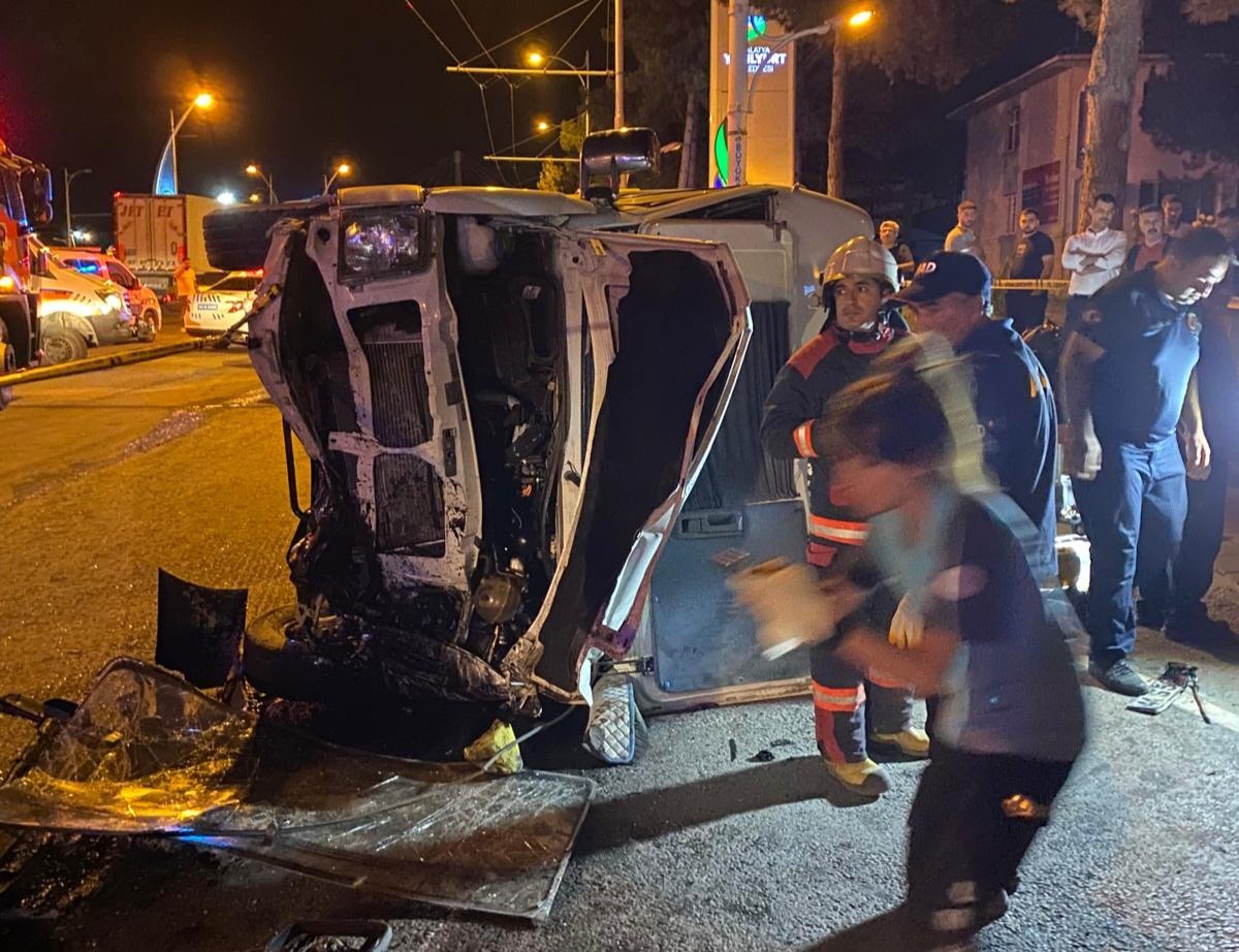 Maşti Kavşağında Feci Kaza’da 1 Ölü 14 Yaralı Var