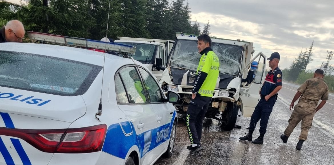 Yağışlı Havada Kayan Pikap Tıra Çarptı Şoför Yaralandı