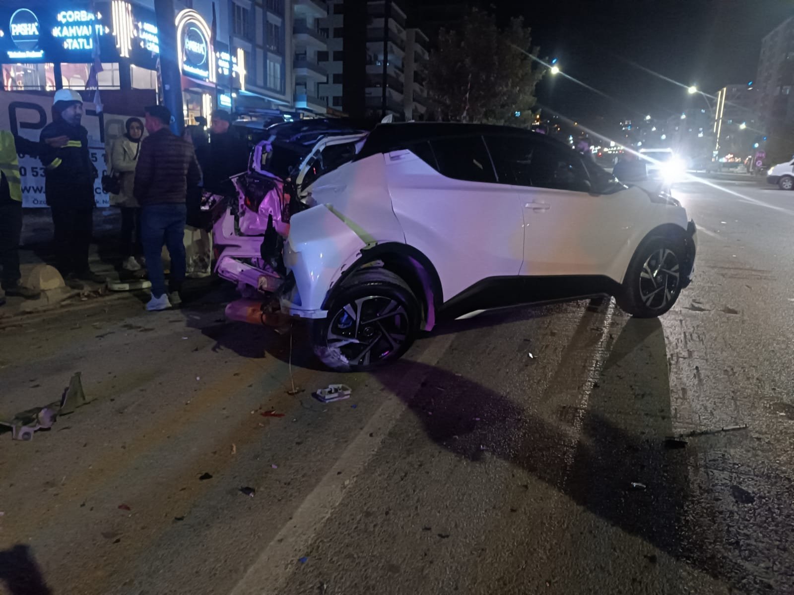 Zincirleme trafik kazasında ortalık savaş alanına döndü yaralılar var