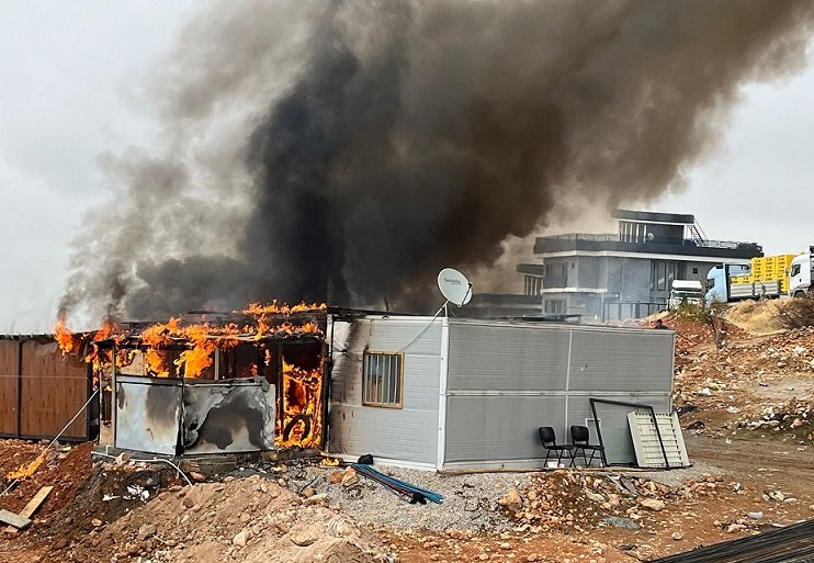 Deprem Bölgesinde Konteyner Yangını