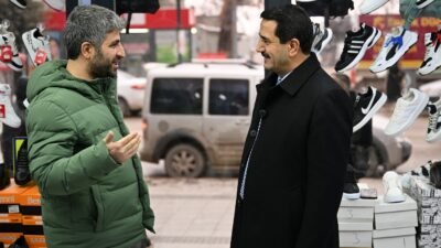 Battalgazi Belediye Başkanı Bayram Taşkın, İnönü Caddesi’nde esnafla bir araya