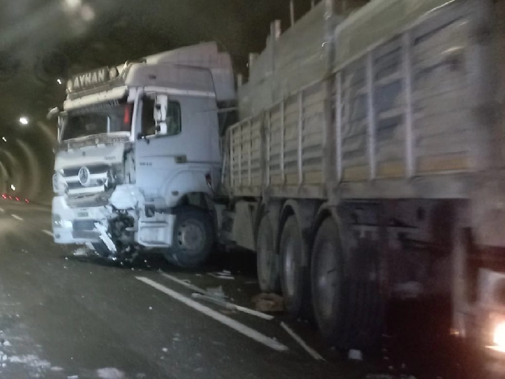 Tır Erkenek Tüneli girişine çarptı sürücü yaralandı trafik aksadı 5