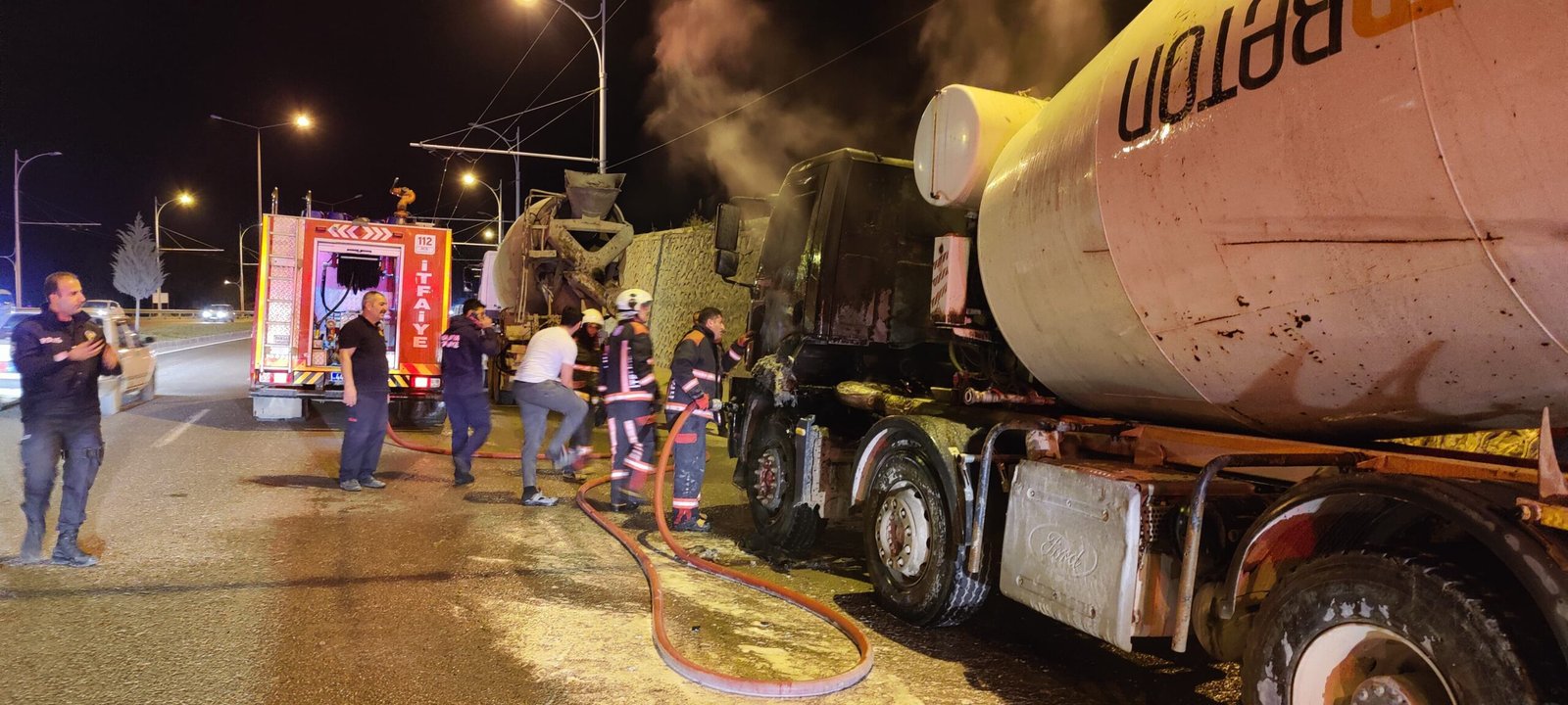 Seyir Halindeki Beton mikseri alev alıp yanmaya başladı 1