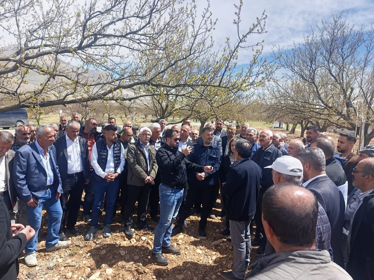 Ali Aladağ…:Malatya Olay…:
Malatya'da Don Felaketi sonrası Doğanşehir’de üreticilerle biraraya gelen