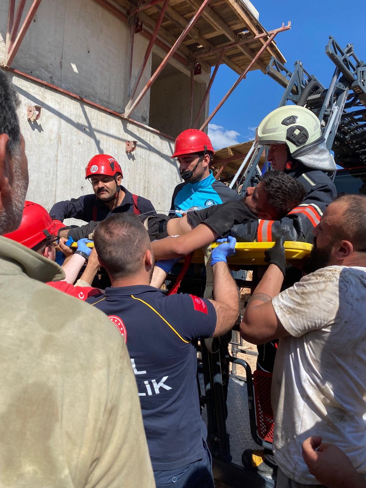 Yaralanan Kule Vinç Operatörü İtfaiye tarafından kurtarıldı 2 Yaralanan Kule Vinç Operatörü İtfaiye tarafından kurtarıldı 1