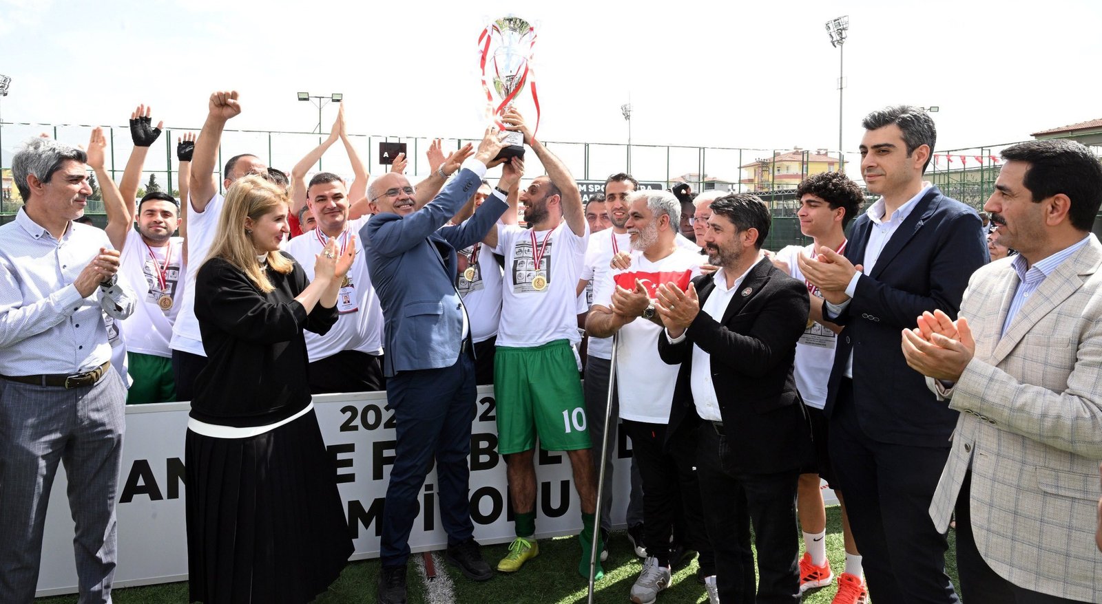 Uğur Hanbey Aladağ…:Malatya Olay…:
Günün güzel haberi…Yeni Malatyaspor’un küme düşüp kenti