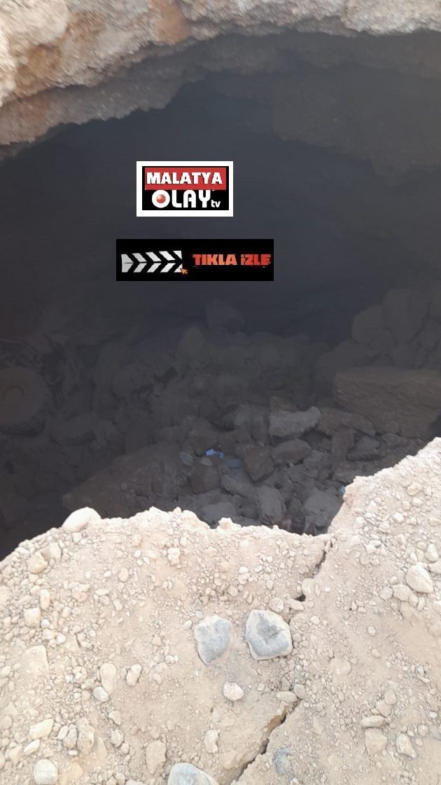 Yol çalışmasında iş makinası oluşan obruğa düştü 1