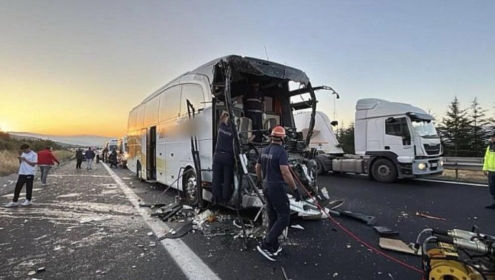 Malatya Otobüsü Kamyona Çarptı, 1 Ölü 10 Yaralı