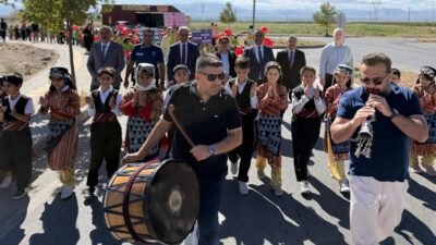 Uğur Hanbey Aladağ…:Malatya Olay Haber…:
Yazıhan'da İlköğretim Haftası çeşitli etkinliklerle kutlandı.