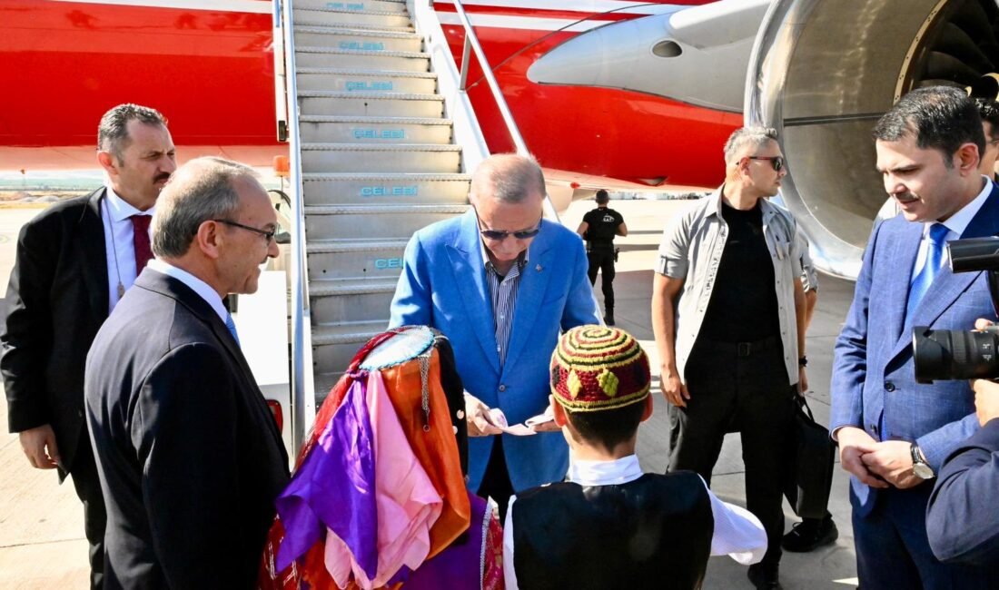 Cumhurbaşkanı Erdoğan, Kendisini çiçeklerle karşılayan çocuklara harçlık verdi Ali Aladağ…: Malatya Olay Haber…:
Günün haberi…Cumhurbaşkanı Recep Tayyip Erdoğan, Malatya