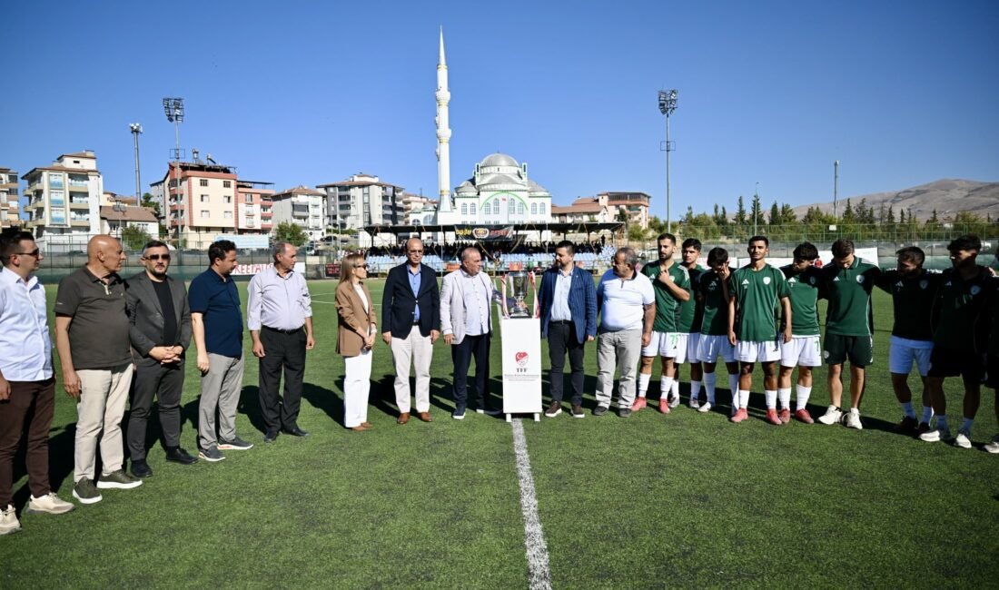 Ali Aladağ…:Malatya Olay…:
Günün öne çıkan spor haberi…Kupa alındı…Malatya Yeşilyurtspor Kulübü,