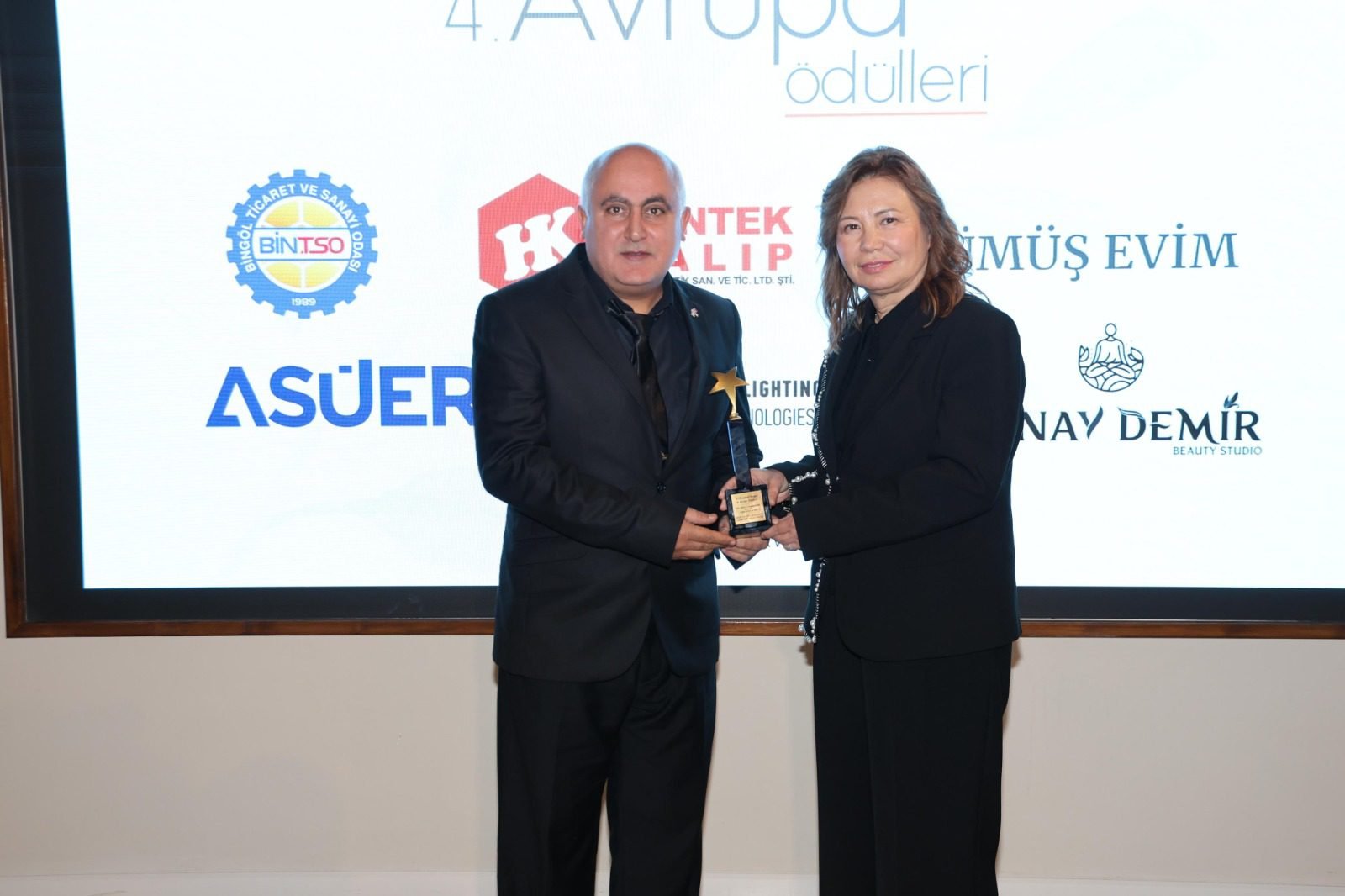 Vahap Baran’a Europeon Awards Avrupa Ödülü 5 Vahap Baran’a Europeon Awards Avrupa Ödülü 4