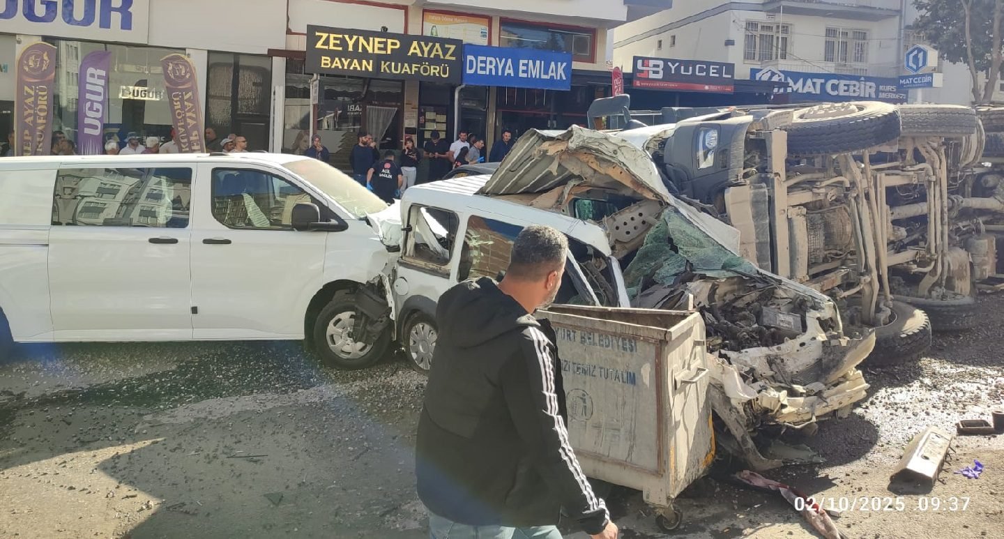 Freni patlayan hafriyat kamyonu ortalığı savaş alanına çevirdi 5 yaralı 1