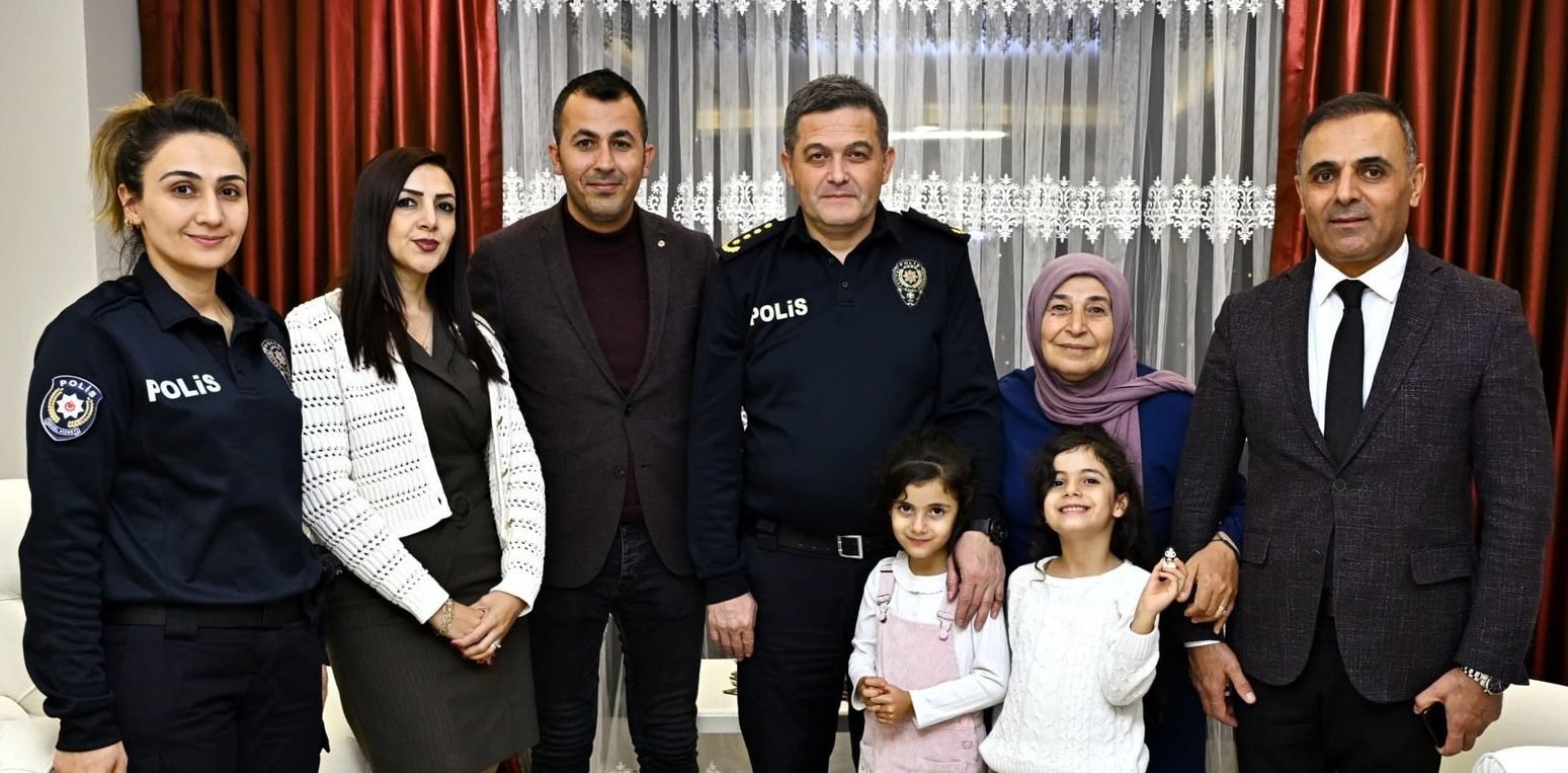 Uğur Hanbey Aladağ…:Malatya Olay Haber…:
Günün en anlamlı haberi…Malatya Emniyet Müdürü