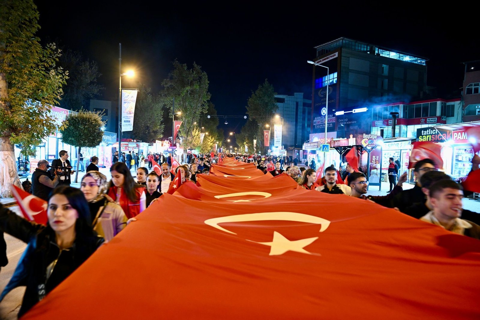 Malatya’da Bayrak ve Kortej Yürüyüşünde 70 metrelik dev ayü-yıldızlı bayrağımız taşındı-Tıkla izle- 12 Malatya’da Bayrak ve Kortej Yürüyüşünde 70 metrelik dev ayü-yıldızlı bayrağımız taşındı-Tıkla izle- 11