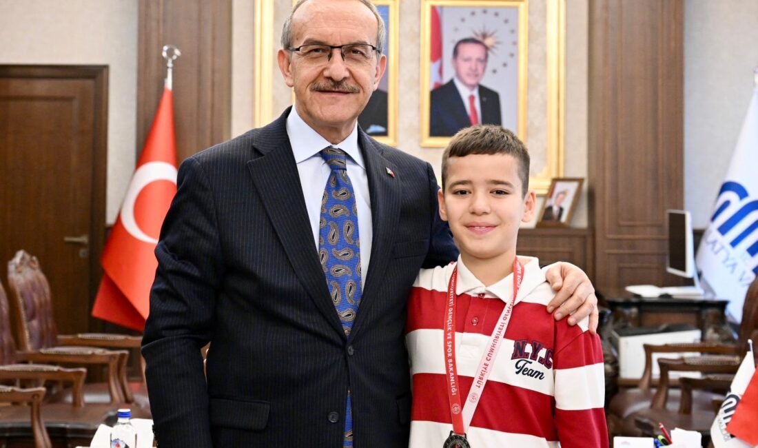 Uğur Hanbey Aladağ…:Malatya Olay Haber…:
Vali Yavuz’un küçüjk misafiri…Malatya Valisi Seddar