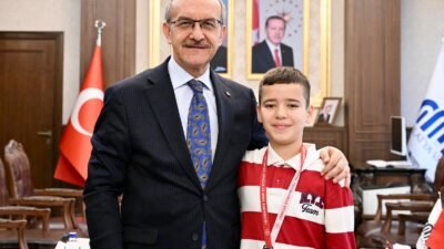 Uğur Hanbey Aladağ…:Malatya Olay Haber…:
Vali Yavuz’un küçüjk misafiri…Malatya Valisi Seddar