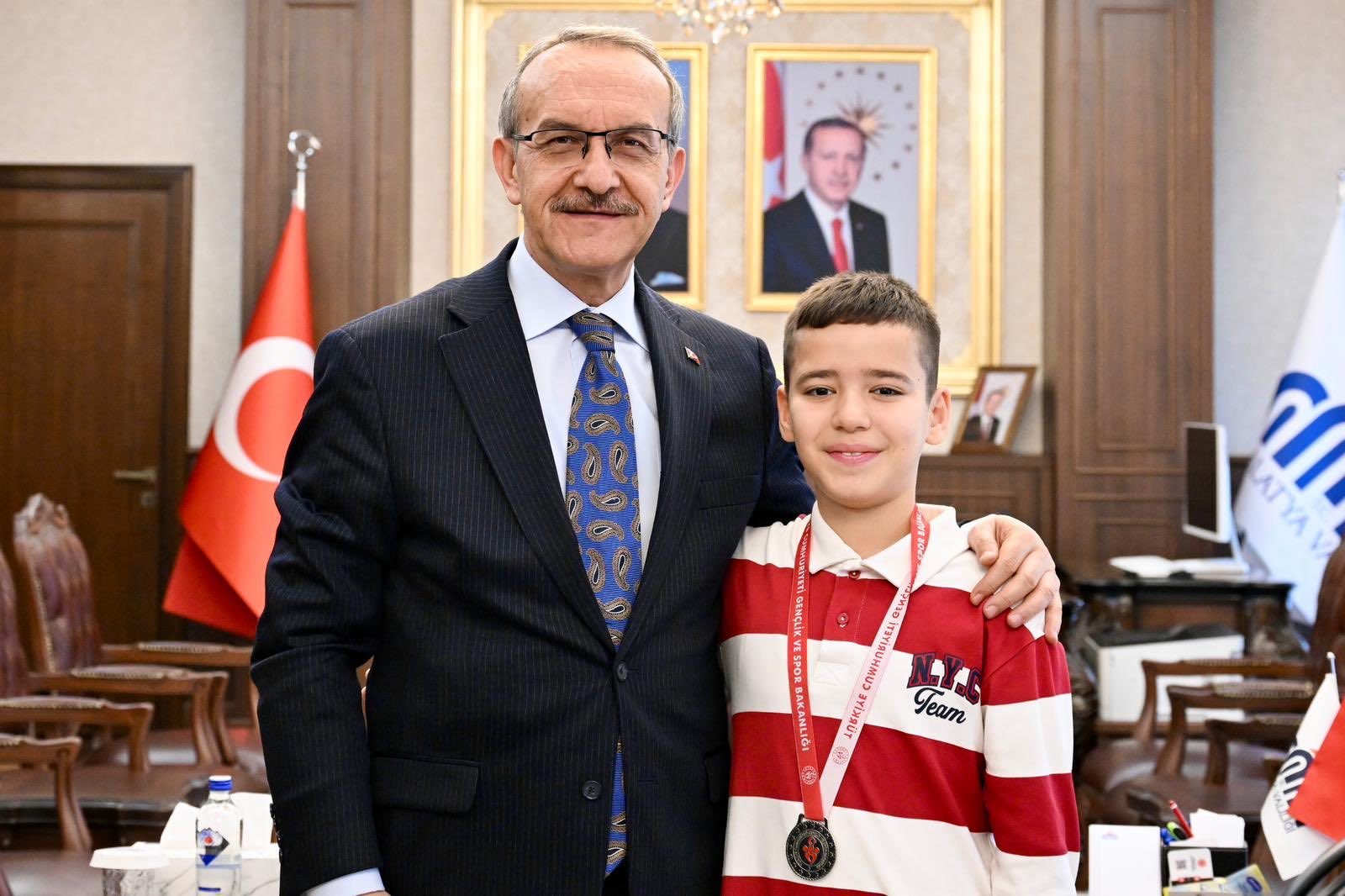 Uğur Hanbey Aladağ…:Malatya Olay Haber…:
Vali Yavuz’un küçüjk misafiri…Malatya Valisi Seddar