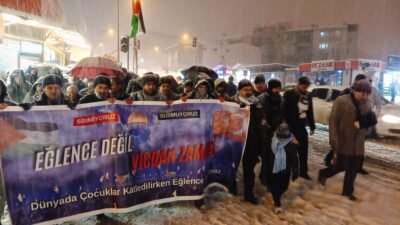 Ali Aladağ…:Malatya Olay Haber…:
Malatya’da yoğun kar altında Gazze için yürüyüş