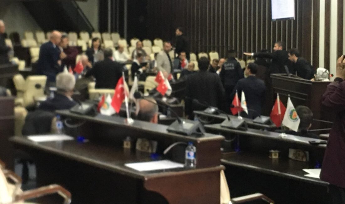 Ali Aladağ…:Malatya Olay Haber…:
Siyasette sıcak gelişme...Malatya Büyükşehir Belediye Meclisi karıştı.