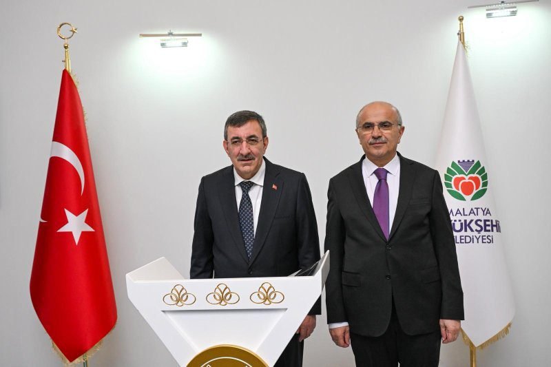 Ali Aladağ…:Malatya Olay Haber…:
Cumhurbaşkanı Yardımcısı Cevdet Yılmaz, Büyükşehir Belediyesi Hizmet