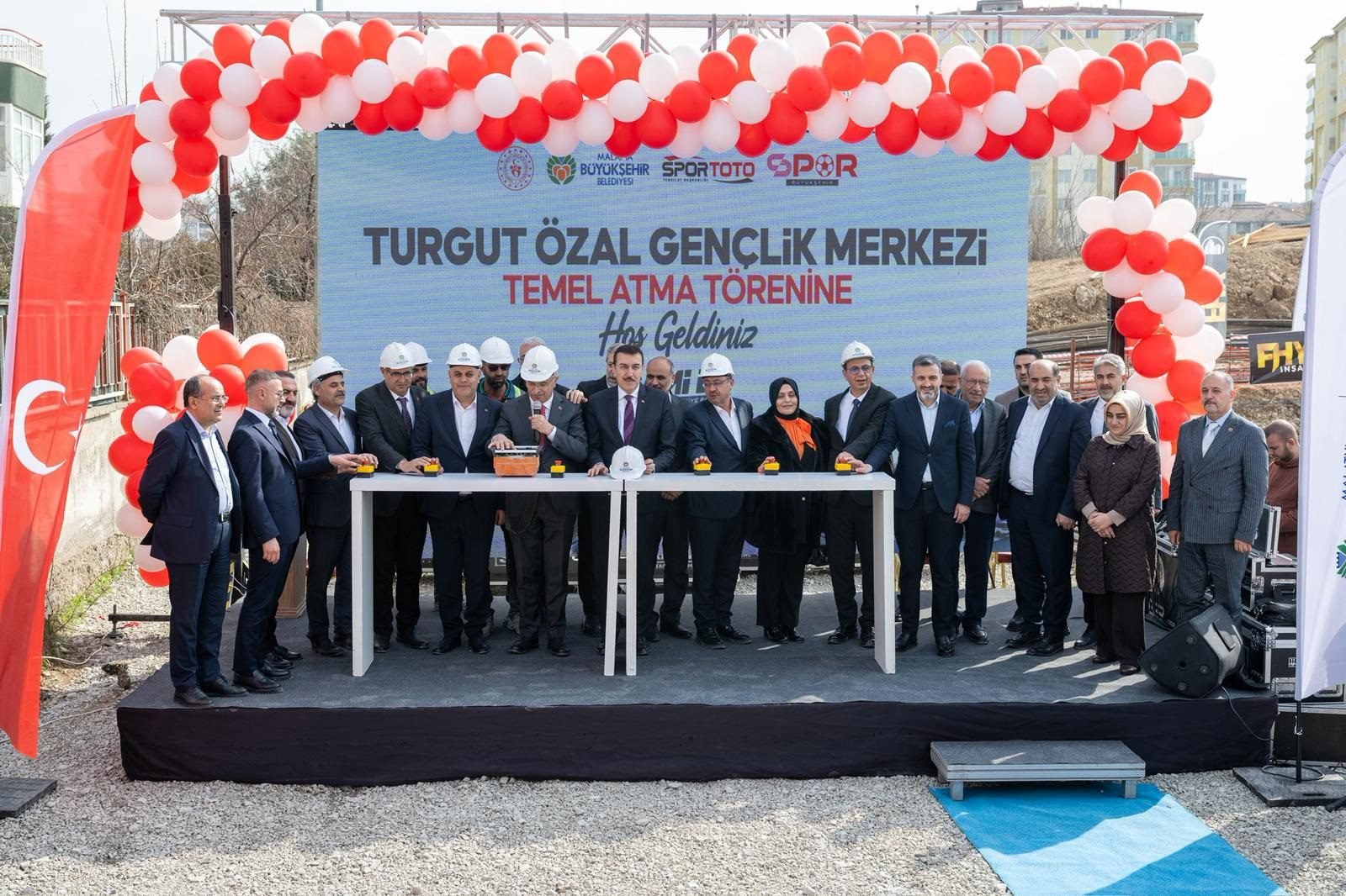 Malatya Turgut Özal Gençlik Merkezi'nin Temeli Atıldı 8 Malatya Turgut Özal Gençlik Merkezi'nin Temeli Atıldı 7