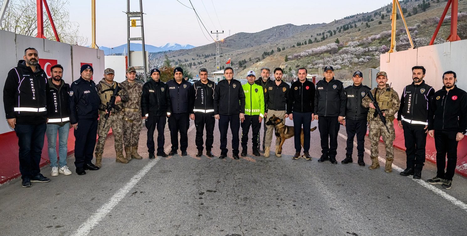 Bayram trafiği için Emniyet Müdürü Ay'da sahaya indi-TIKLA İZLE- 5 Bayram trafiği için Emniyet Müdürü Ay'da sahaya indi-TIKLA İZLE- 4