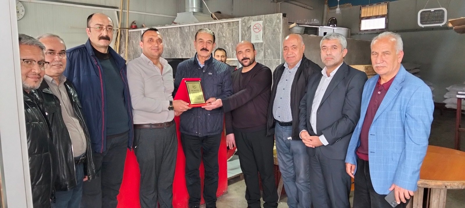 Yangın Küllerinden Doğan Dürüstlük: Örnek Esnafa Teşekkür Plaketi 1