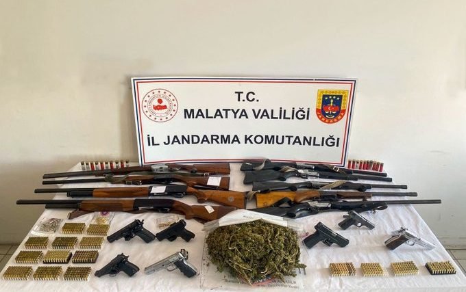 Ali Aladağ…:Malatya Olay Haber…:
Malatya'da Jandarma tarafından operasyon...Operasyon da uyuşturucu, silah,
