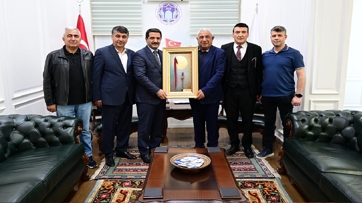 Malatyalılar adına Başkan Taşkın’a anlamlı hediye 2 Malatyalılar adına Başkan Taşkın’a anlamlı hediye 1