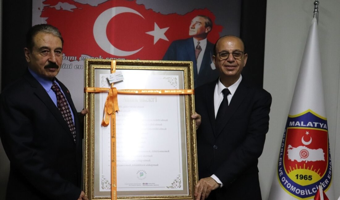 Ali Aladağ…:Malatya Olay Haber…:
Yeşilyurt Belediye Başkanı İlhan Geçit, esnaf odalarına