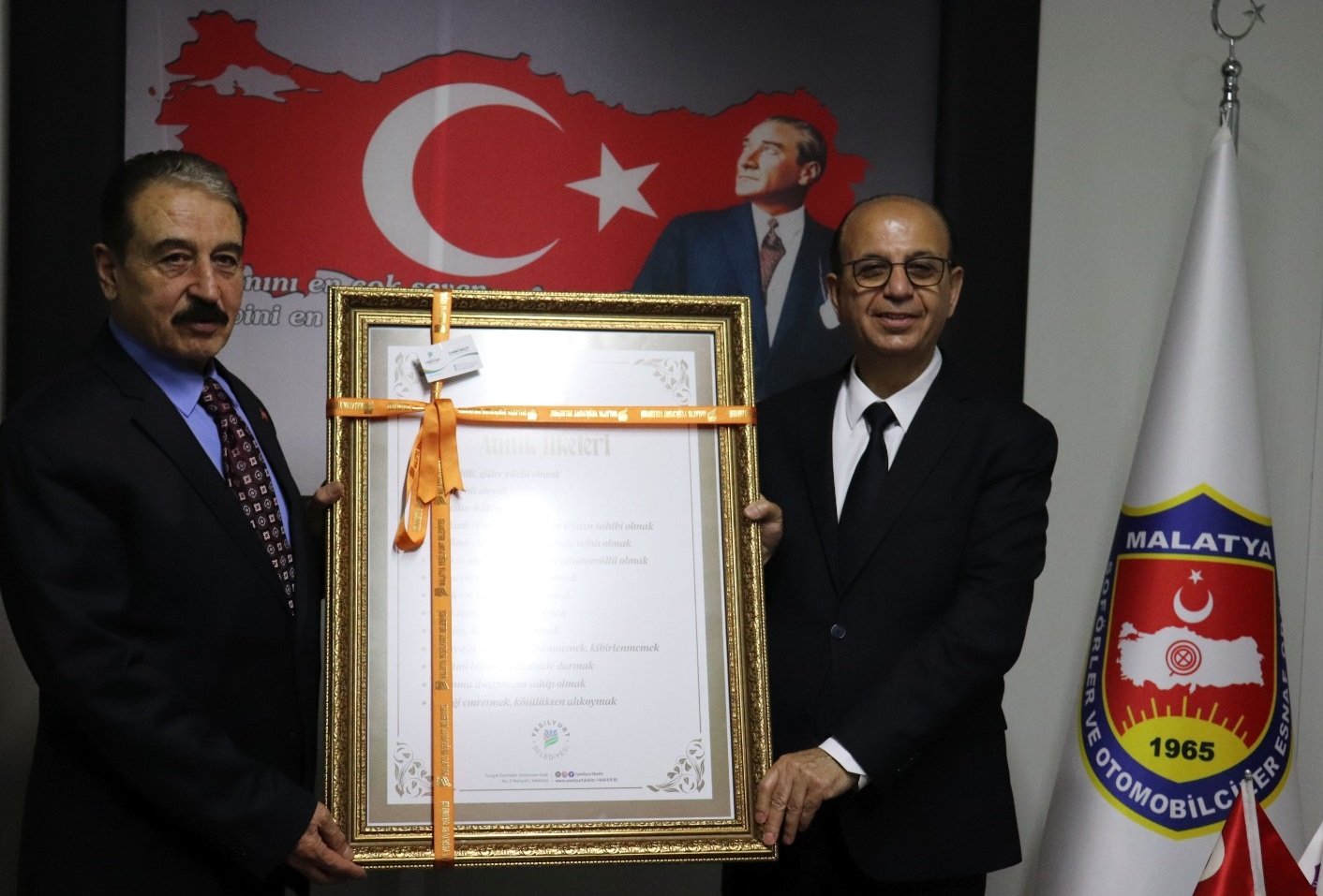 Ali Aladağ…:Malatya Olay Haber…:
Yeşilyurt Belediye Başkanı İlhan Geçit, esnaf odalarına