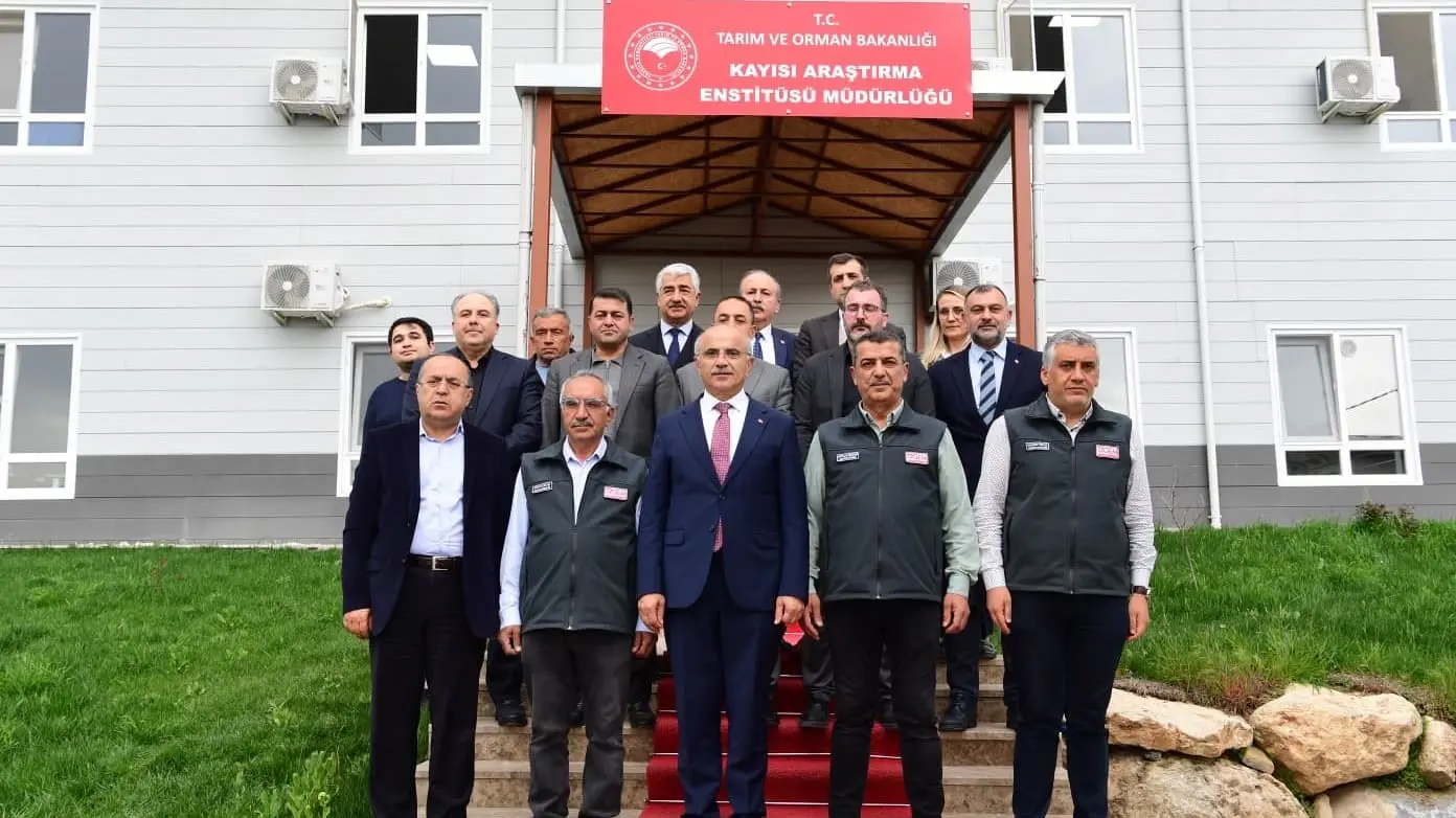 Başkan Er Son Noktayı Koydu: Kayısı Araştırma Enstitüsü Doğal Dokusuyla Halka Açılıyor 2 Başkan Er Son Noktayı Koydu: Kayısı Araştırma Enstitüsü Doğal Dokusuyla Halka Açılıyor 1