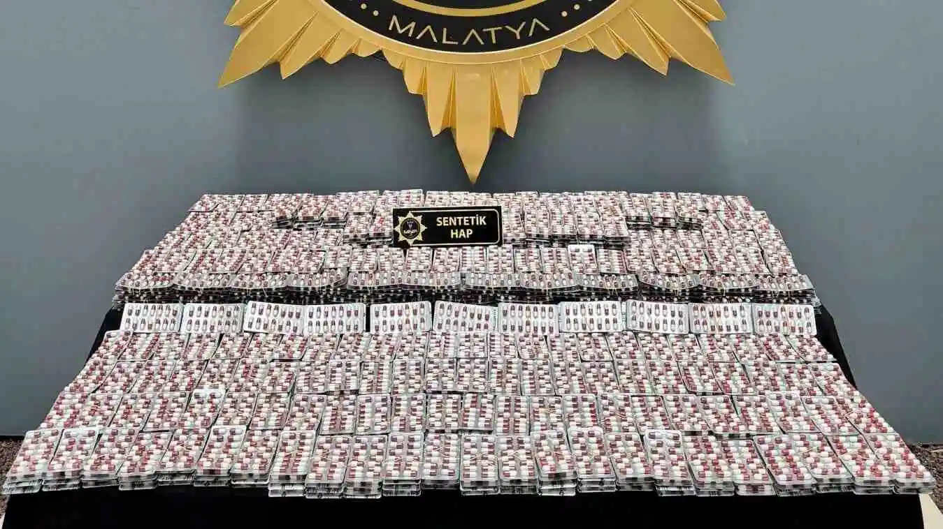 Malatya’da Zehir Tacirlerine Geçit Yok: Maşti Otogarda Binlerce Uyuşturucu Hap Ele Geçirildi! 2 Malatya’da Zehir Tacirlerine Geçit Yok: Maşti Otogarda Binlerce Uyuşturucu Hap Ele Geçirildi! 1