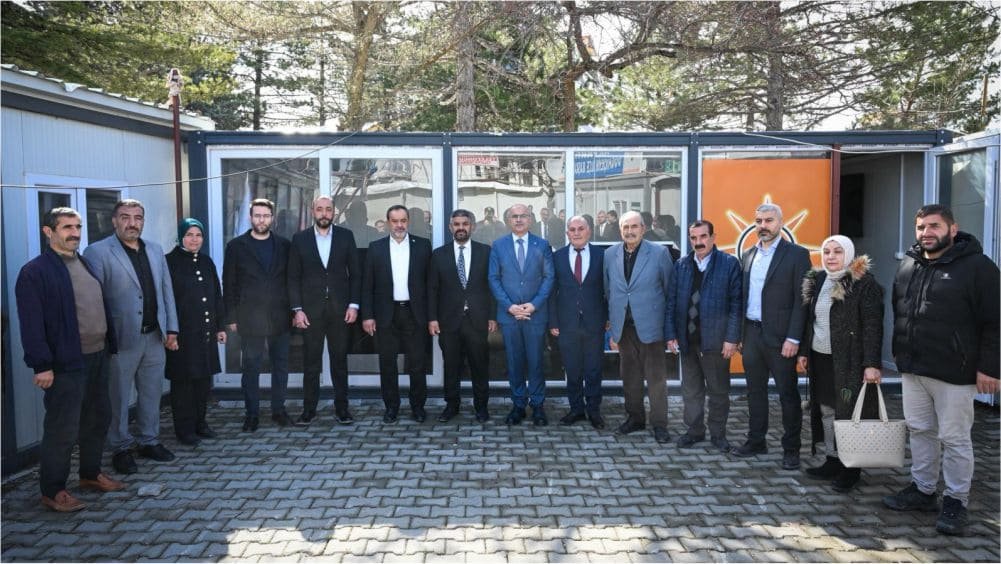 CHP’den istifa edip AK Parti’ye katıldı, Rozetini Başkan Er taktı 4 CHP’den istifa edip AK Parti’ye katıldı, Rozetini Başkan Er taktı 3