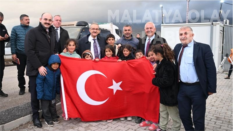 Dünya O An Güzelleşti: Depremzede Çocuklardan Vali Yavuz’a "Ay-Yıldızlı" Karşılama! 2 Dünya O An Güzelleşti: Depremzede Çocuklardan Vali Yavuz’a "Ay-Yıldızlı" Karşılama! 1