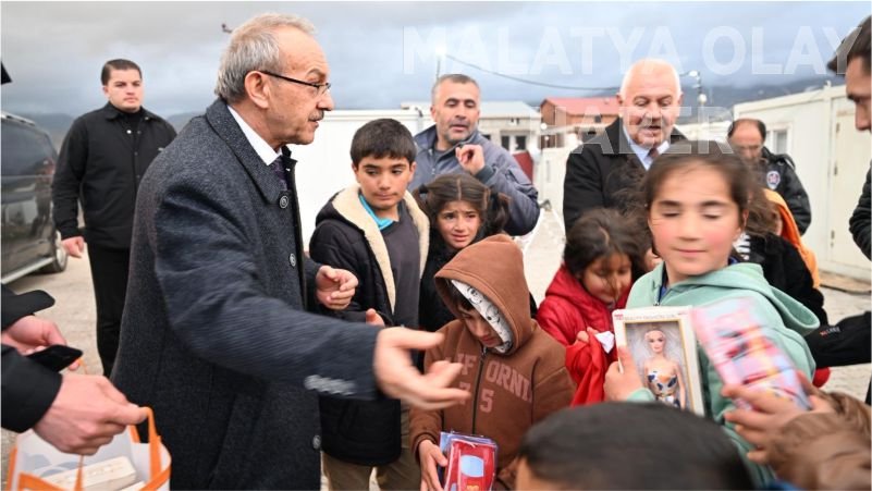 Dünya O An Güzelleşti: Depremzede Çocuklardan Vali Yavuz’a "Ay-Yıldızlı" Karşılama! 4 Dünya O An Güzelleşti: Depremzede Çocuklardan Vali Yavuz’a "Ay-Yıldızlı" Karşılama! 3