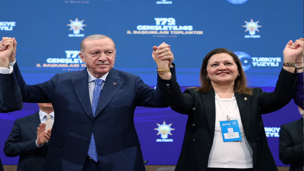 Ali Aladağ…:Malatya Olay Haber…:
Cumhurbaşkanı Erdoğan konuşmasının ardından, partiye katılan Afyonkarahisar