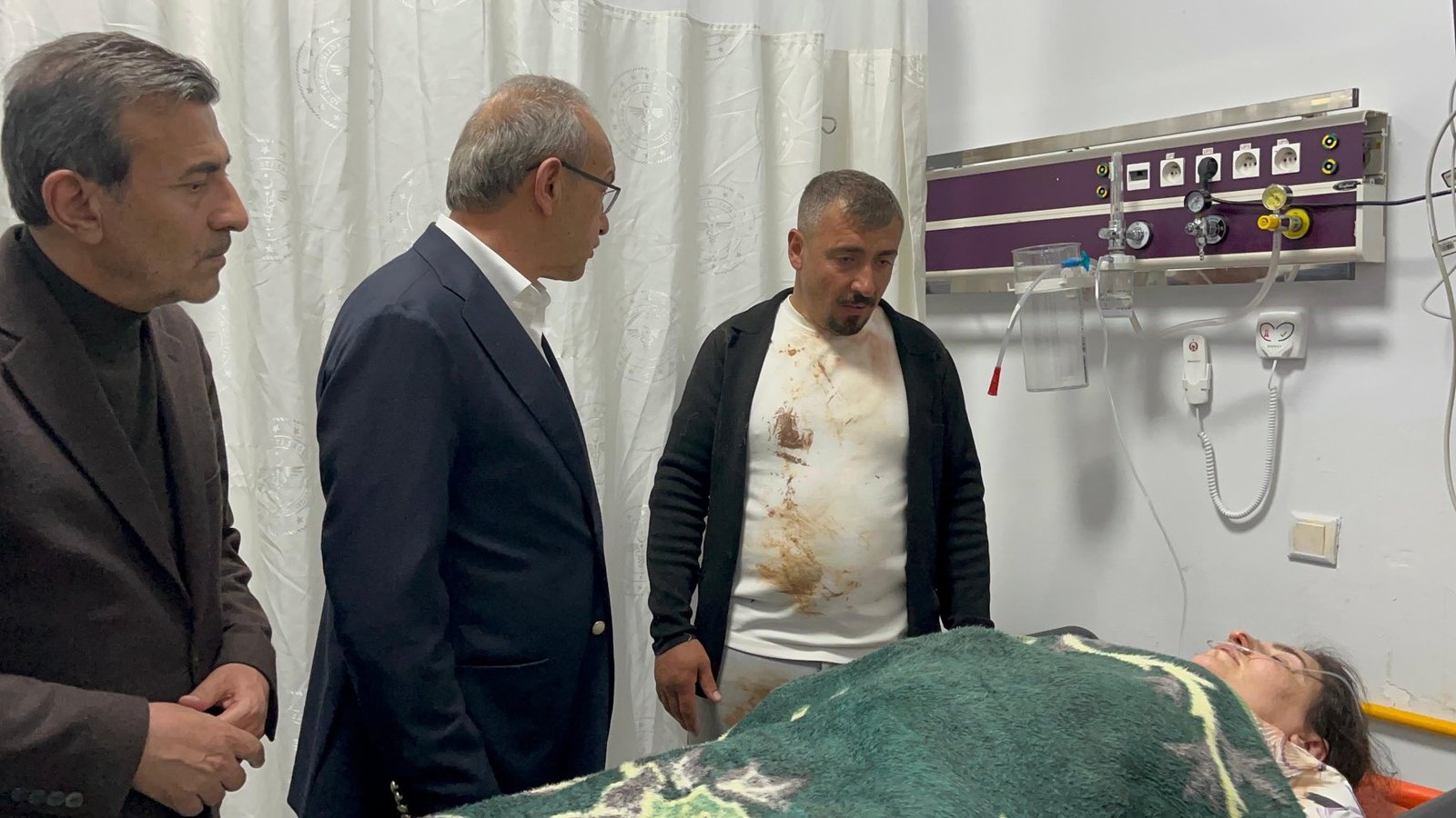 Vali Seddar Yavuz'dan Yaralı Vatandaşlara Hastanede Ziyaret 3