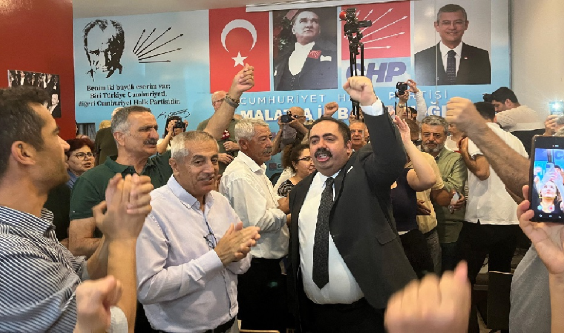 Barış Yıldız Görevden alınma yazısını yırtıp bu kurultay intikamını alma girişimidir Ali Aladağ…:Malatya Olay Haber…:
CHP Malatya İl Başkanı Barış Yıldız, görevden