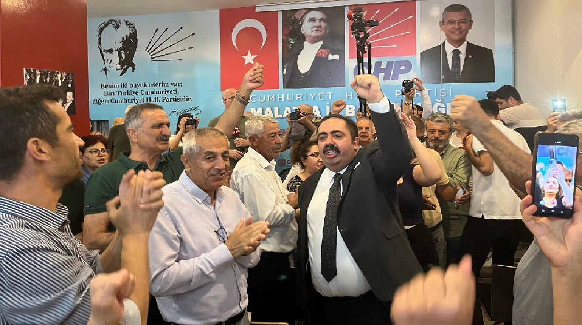 Barış Yıldız Görevden alınma yazısını yırtıp bu kurultay intikamını alma girişimidir Ali Aladağ…:Malatya Olay Haber…:
CHP Malatya İl Başkanı Barış Yıldız, görevden