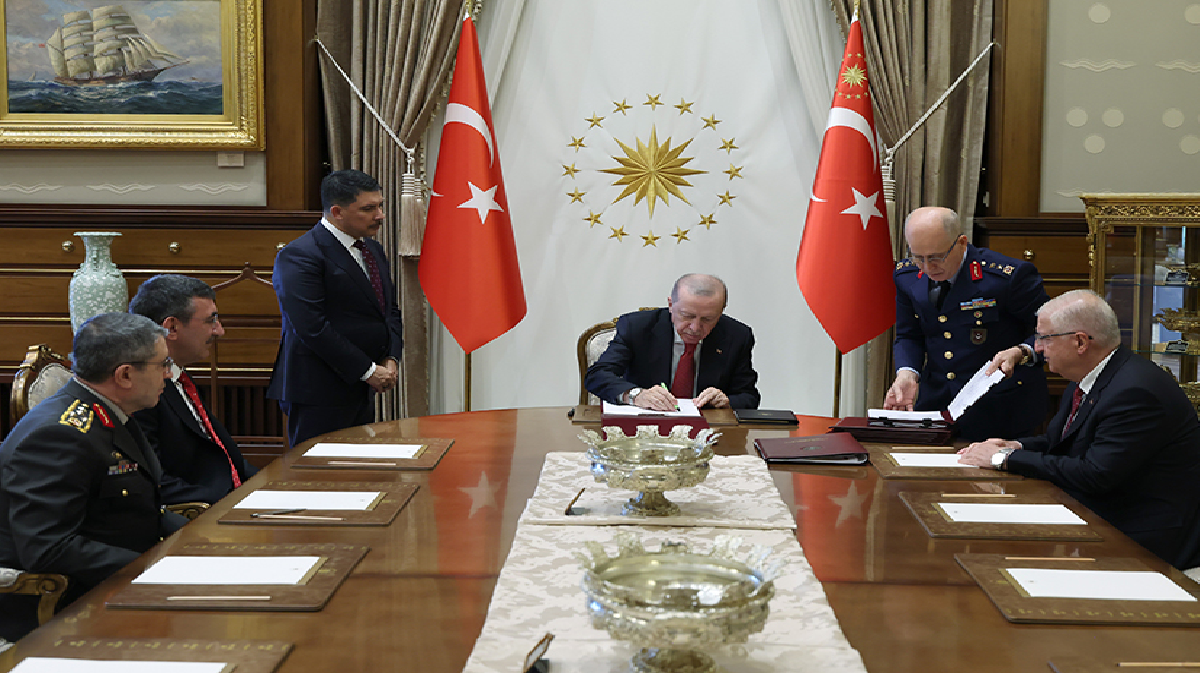 Cumhurbaşkanı Erdoğan, Yüksek Askerî Şûra kararlarını imzaladı 9 Cumhurbaşkanı Erdoğan, Yüksek Askerî Şûra kararlarını imzaladı 8